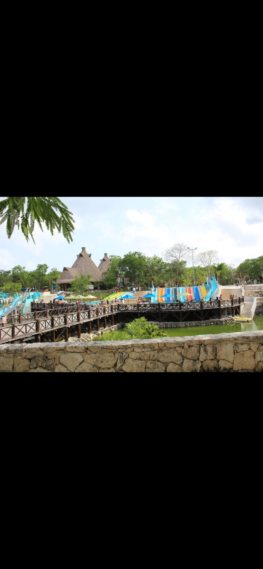 Vista panorámica del parque con toboganes y palapas