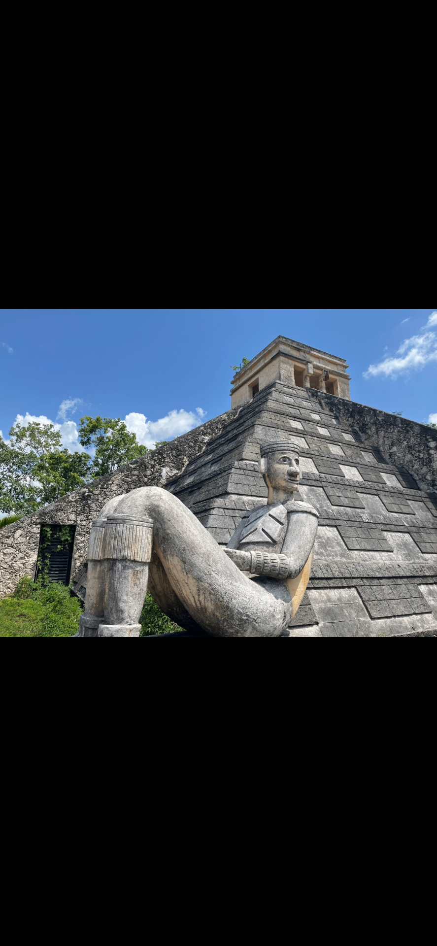 Figura de Chac Mool frente a la pirámide