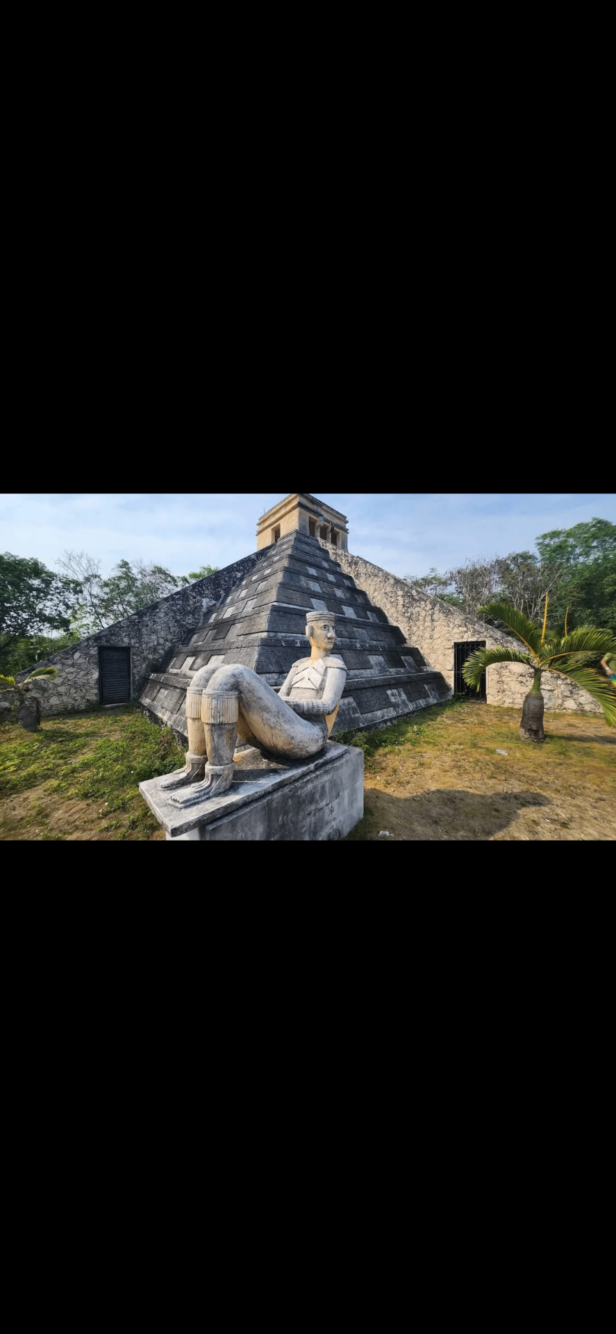 Pirámide maya con figura de Chac Mool
