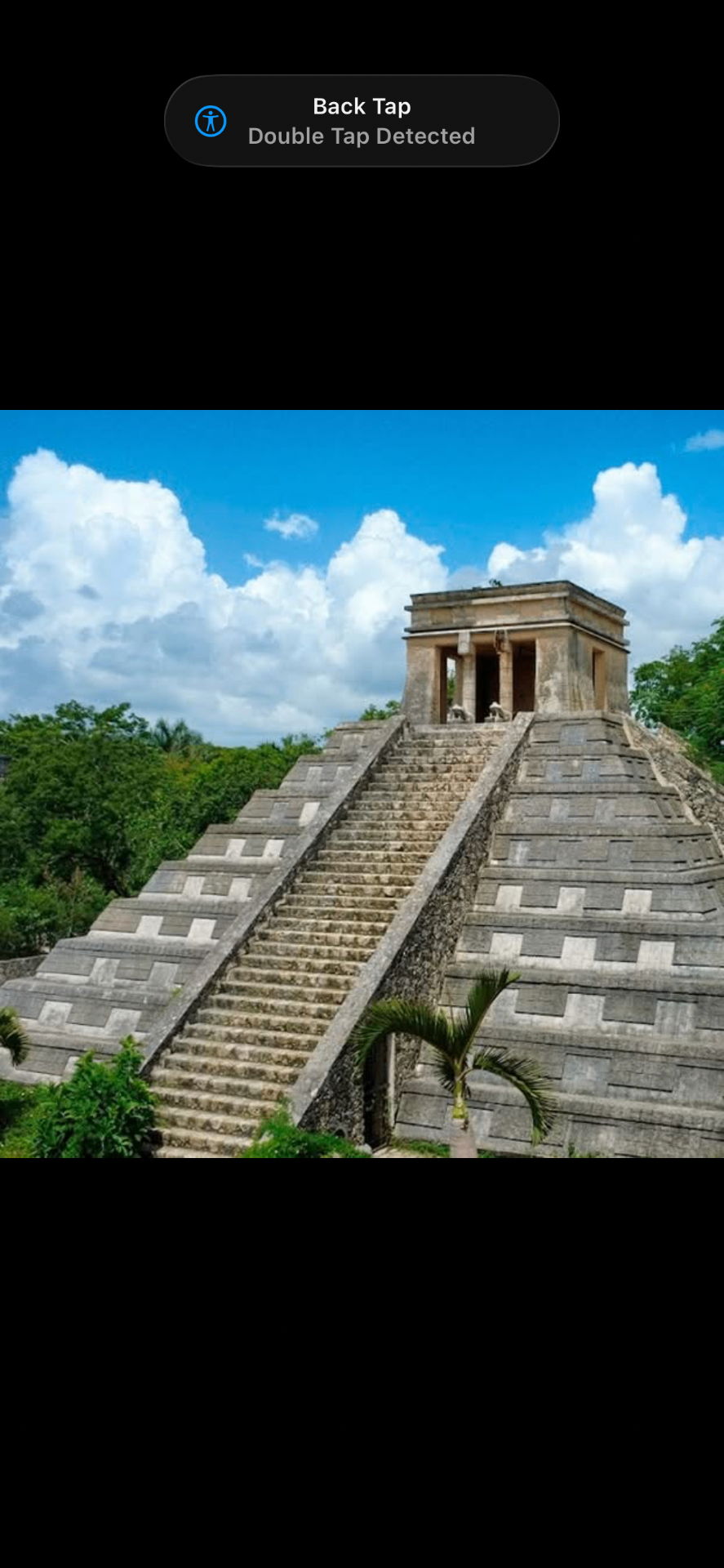 Pirámide maya monumental con escalinatas