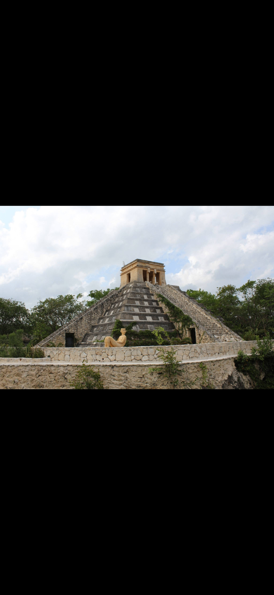 Pirámide maya dentro del parque