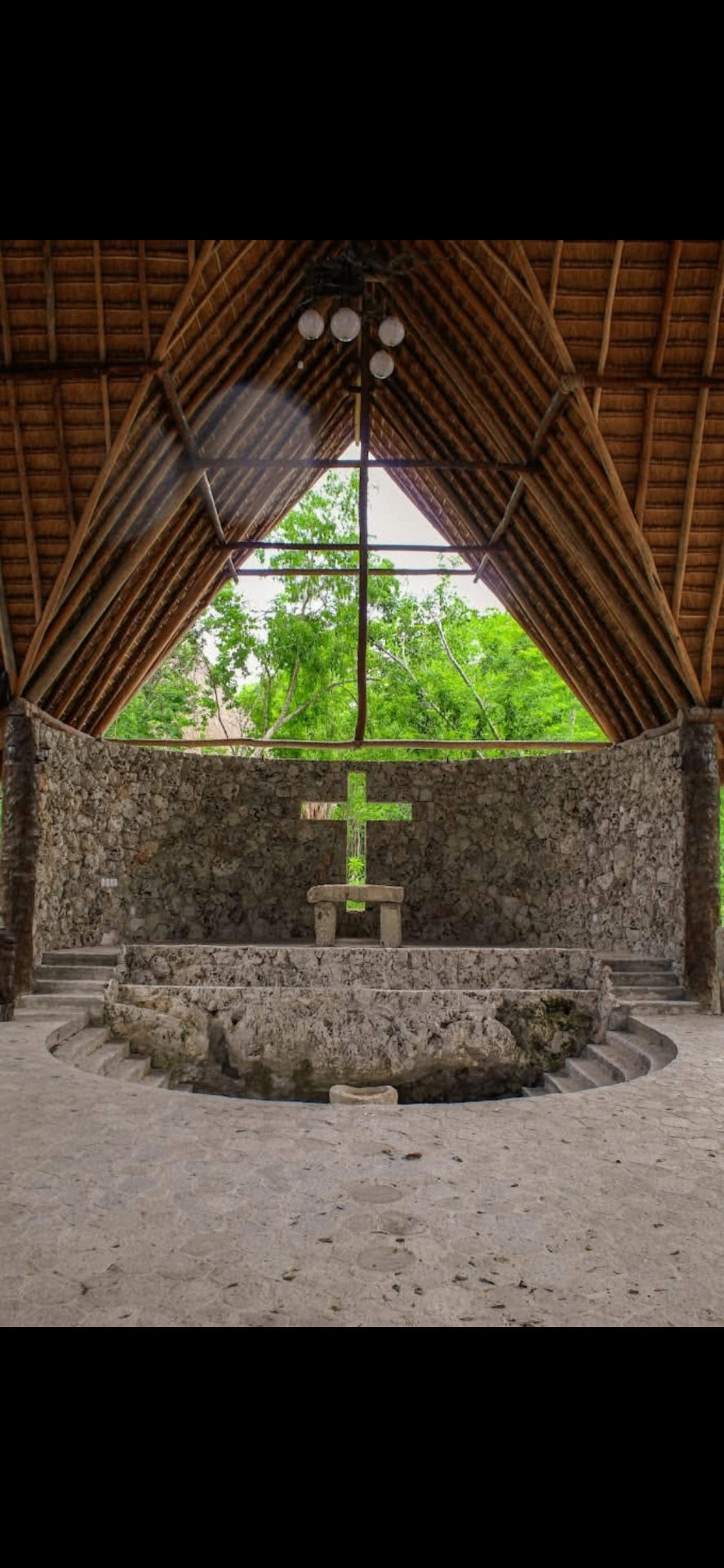 Capilla con techo de palma dentro del parque